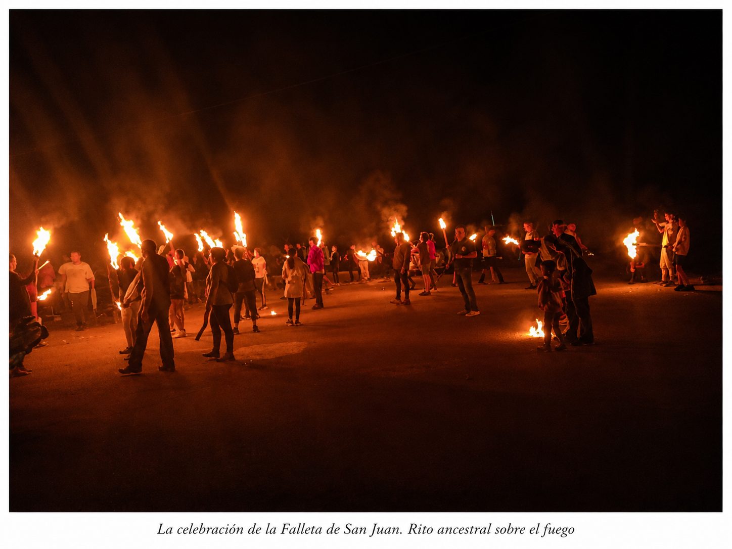 Celebración nocturna de La Falleta de San Juan con antorchas de fuego