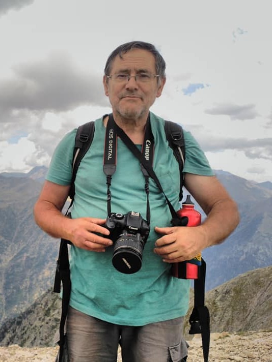 Jesús Argudo Périz en la montaña con cámara